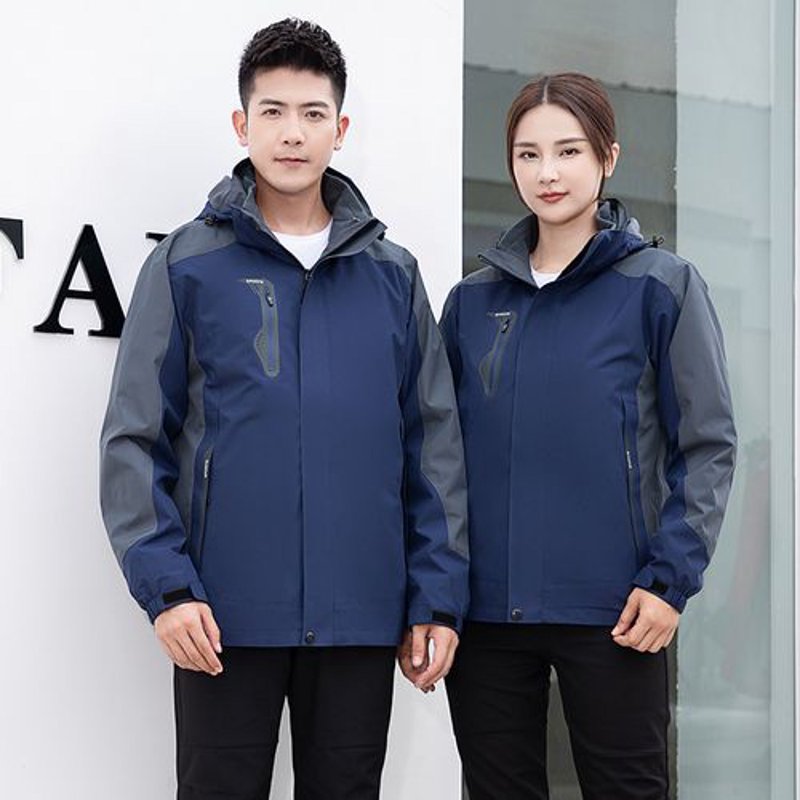 工装制作是指为特定工作环境和职业需求量身定做的工作服生产过程。这些衣服不仅考虑舒适性和美观性,还注重实用性和安全性。